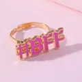 Bague dorée réglable avec design #BFF en émail rose pour meilleures amies - Lettre #BFF Rose (E1209-17)
