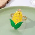 Dettaglio dell'anello portatovagliolo dorato con decorazione a forma di mais in smalto - Forma di mais