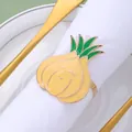 Dettaglio macro del portatovagliolo a cipolla in smalto giallo su un piatto bianco - Forma di cipolla
