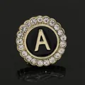 Elegante spilla rotonda in oro con iniziale A in smalto nero e cristalli lucidi - Spilla Lettera A