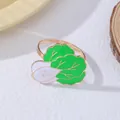 Dettaglio ravvicinato di un anello in smalto a forma di cavolo con un simpatico sorriso - Forma di Cavolo Cinese