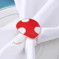Primo piano dettagliato di un portatovagliolo a forma di fungo rosso e bianco - Forma a Fungo