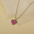 Collar con colgante de corazón de tres capas en esmalte púrpura rosa y rojo acabado oro - Corazones Rosa Púrpura (A2889-1)