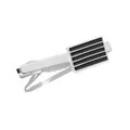 Detail van een zilverkleurige stropdasclip met vier zwarte strepen en gekartelde binnenkant - Dasspeld (T1018)