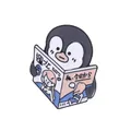 Spilla smaltata con pinguino seduto che legge una rivista con scritte giapponesi - Stile Pinguino che Legge (C1957-2)