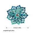 Detalle del servilletero de flor de aleación de 3,8 cm con pétalos calados verde azulado - Azul Cian