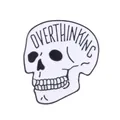 Spilla in smalto a forma di teschio con scritta Overthinking in nero e bianco - Stile Teschio Overthinking (C1957-8)