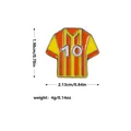 Lebhafte gelb-orange gestreifte Fußballtrikot-Emaille-Brosche mit Nummer 10 und Silberrand - C2305