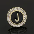 Spilla rotonda dorata con lettera J, smalto nero e strass per abito da uomo - Spilla Lettera J