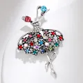 Spilla ballerina d'argento con strass colorati su un piedistallo bianco elegante - Stile Ballerino di Danza Classica con Strass Colorati (XZ108)