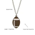 Collier avec pendentif ballon de rugby et chaîne en métal argenté sur fond blanc - Style de Rugby