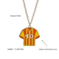 Pendentif maillot de foot numéro 10 avec rayures jaunes et détails de dimensions - Style maillot de sport