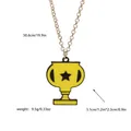 Collier à chaîne dorée avec pendentif trophée en émail jaune et motif d'étoile noire - Style trophée
