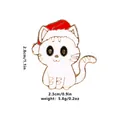 Lindo pin de gato navideño en esmalte blanco con gorro rojo, mide 2,8 cm x 2,3 cm - Gato de Navidad (C2339-3)