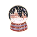 Detailansicht der Emaille-Kristallkugel-Brosche mit Schlossdesign und Let it snow Text - Magische Akademie Schloss (C2347-2)
