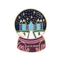 Makroaufnahme einer Emaille-Kristallkugel-Brosche mit Schloss und Let It Snow Text - Blauer Turm mit Spitze (C2347-4)