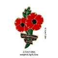 Detalle del broche de amapola roja con grabado Lest We Forget y texto dorado de 2024 - Estilo Amapola de Doble Flor (C2365)