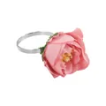 Detalle de servilletero de flor rosa con banda de metal plateado y estambres amarillos - Rosa de Seda Rosa (Z1322-7)