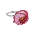 Detalle de servilletero de rosa rosa artificial con aro de metal plateado decorativo - Rosa Rosa Suave (Z1322-8)