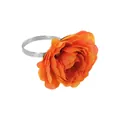 Servilletero moderno con flor de seda naranja y banda plateada para mesa elegante - Rosa Naranja (Z1322-4)