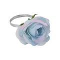 Elegante servilletero de rosa artificial azul claro y rosa con aro de metal plateado - Rosa Degradado Azul Claro Y Rosa (Z1322-1)