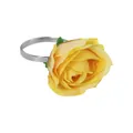 Elegante servilletero con una rosa amarilla artificial y aro de metal plateado para banquetes - Rosa Amarilla (Z1322-3)