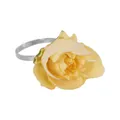 Servilletero moderno con una flor amarilla clara realista sobre un aro de metal plata - Rosa Amarillo Claro (Z1322-9)