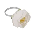 Elegante servilletero de flor blanca artificial con aro de metal plateado pulido - Rosa Blanca (Z1322-10)