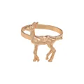 Anillo dorado pulido con un diseño detallado de ciervo en 3D sobre un fondo blanco puro - Forma de Ciervo (Z1324-5) / Dorado