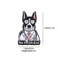 Dettaglio della spilla smaltata cane dottore con misure 2,9cm per 1,9cm e peso di 3g - Stile Cane Medico (C2406-3)