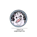 Dettaglio della spilla smaltata con gatto infermiere bianco e scritta Take Your Meds - Stile Gatto Infermiera (C2406-2)
