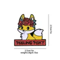 Dettaglio della spilla in smalto a forma di volpe con testo Feeling Foxy e dimensioni - Stile Volpe (C2429)