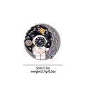 Broche astronaute ronde en émail avec casque horloge et planètes sur fond blanc - Style Lune Horloge (C2426-1)