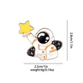 Broche astronaute de dessin animé touchant une étoile dorée avec détails de taille - Style Attraper Étoile (C2426-3)