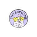 Runder Emaille-Pin mit Cartoon-Hund und Stay Pawsitive-Schriftzug in Hellviolett - Gelber Welpe