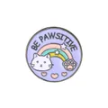 Cartoon Emaille-Anstecker mit Regenbogenkatze und Be Pawsitive Text auf Lila - Weißer Katze und Regenbogen