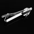 Ferma cravatta argento lucido con inserto tondo nero opaco su sfondo scuro chic - Fermacravatta Patchwork Argento Nero (T1032)