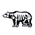 Dettaglio della spilla in smalto a forma di orso con motivo scheletro bianco e nero - Stile Scheletro di Orso (CZ0180-2)