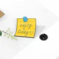 Emaille-Brosche als gelber Notizzettel mit Enjoy Today Schriftzug und Herz - Enjoy Today Gelber Notiz-Stil (C2507-2)