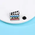 Emaille speld in de vorm van een filmklapper met tekst Action en vlindersluiting - Filmklapper Stijl (C2512-4)