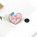 Herz-Emaille-Pin in Rosa mit I'm fine Text und blauem Pflaster für Kleidung Dekoration - Im Fine Rosa Herz-Stil (C2507-4)