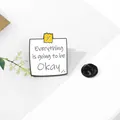 Weiße Emaille Notiz Brosche mit Everything is going to be Okay Spruch und schwarzem Verschluss - Everything Okay Weißer Notiz-Stil (C2507-1)