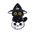 Emaille-Anstecker mit einer süßen schwarzen Katze mit Hexenhut auf einem Totenkopf - Schwarze Katze Zauberer Totenkopf
