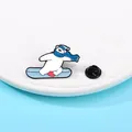 Spilla smaltata con orso polare che scia e sciarpa blu su sfondo blu decorativo - Stile Orso Polare Sciatore (C2514-3)