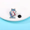 Spilla smaltata con simpatico gatto che scia nei colori bianco, blu e rosa - Stile Gatto Sciatore (C2514-2)