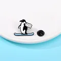 Spilla creativa in smalto a forma di pinguino in bianco e nero su sfondo blu - Stile Pinguino Sciatore (C2514-4)
