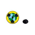 Broche émaillée écologique arborant un symbole radioactif fusionné avec la carte du monde - Motif Terre et Symbole Radioactif (C2522-2)