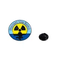 Badge émaillé Protect the Earth avec symbole de radiation et attache en caoutchouc noir - Motif Symbole Protégez la Terre (C2522-1)