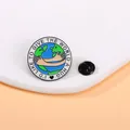 Macro de pin esmaltado Tierra con texto y cierre trasero sobre soporte blanco minimalista - C2548-2 / Aleación