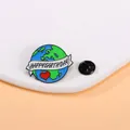 Detalle del pin esmaltado Happy Earth Day con cierre de goma sobre fondo de piedra blanca - C2548-3 / Aleación